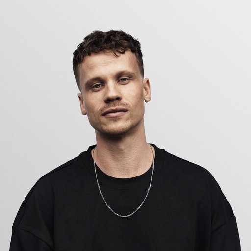 Top 3 Deep House DJs: Fan Votes Crown Maddix Over Nora en Pure and Robin Schulz
